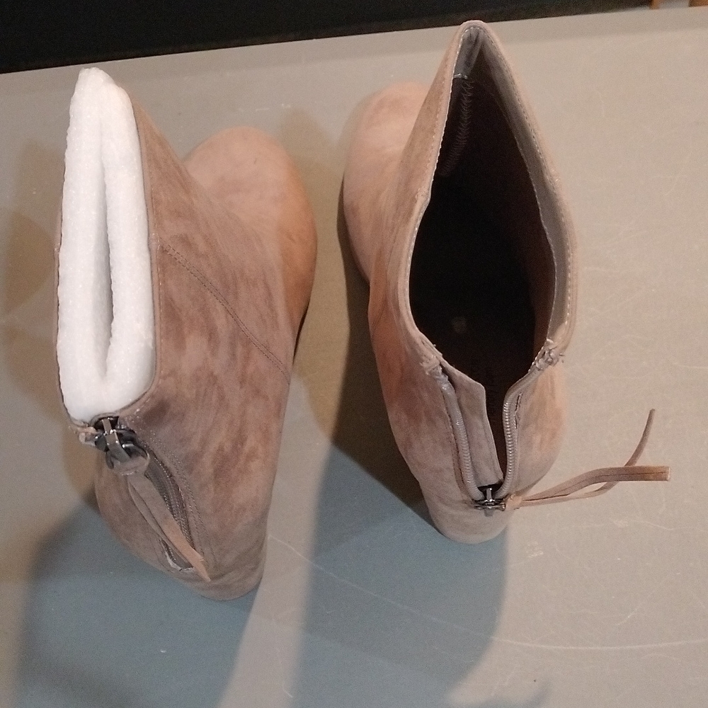 Boots - Picture 3 of 5